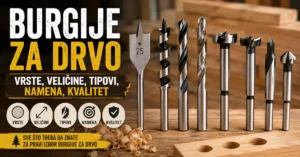 Različite vrste burgija za drvo poređane na radnom stolu, uključujući spiralne, peraste, zmijolike i Forstner burgije.