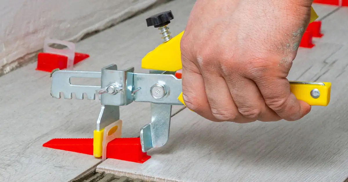 Postavljanje keramičkih pločica na lepak uz sistem za nivelisanje i nazubljenu gletericu